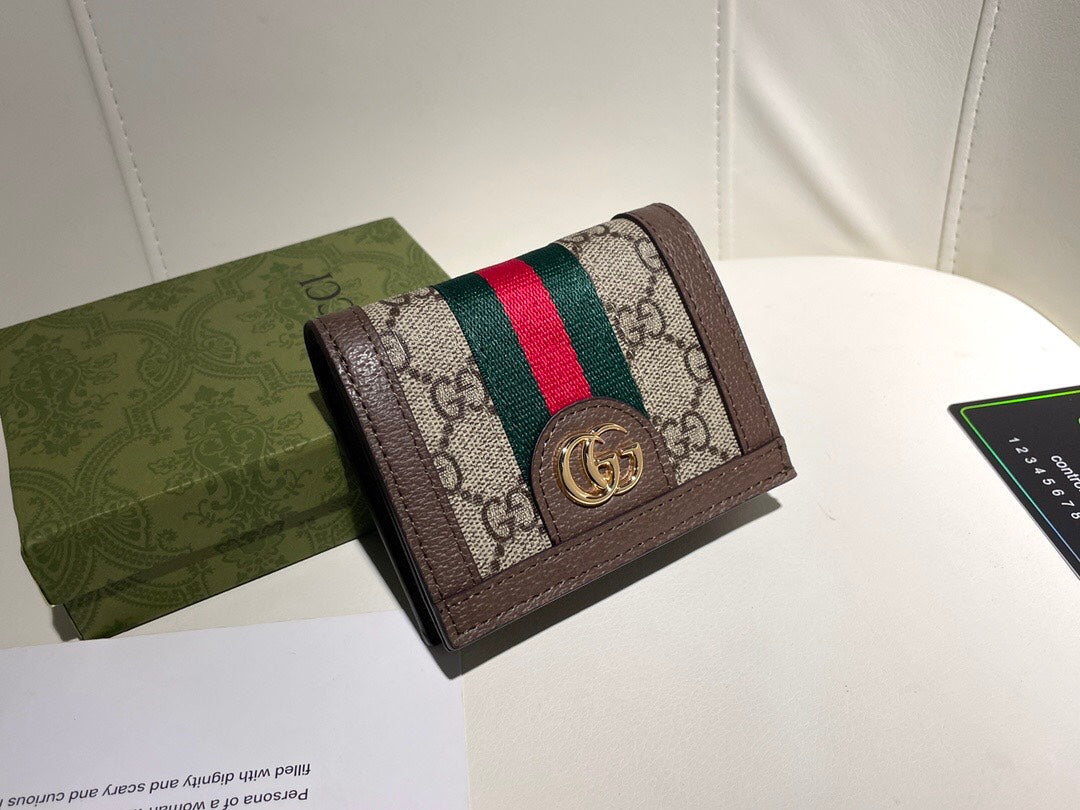【グッチ】 個性派!超薄デザインの短財布 持ち運び便利