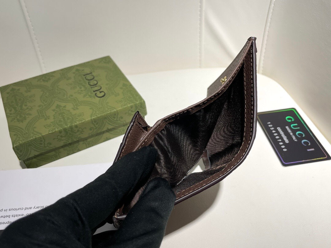 【グッチ】 個性派!超薄デザインの短財布 持ち運び便利