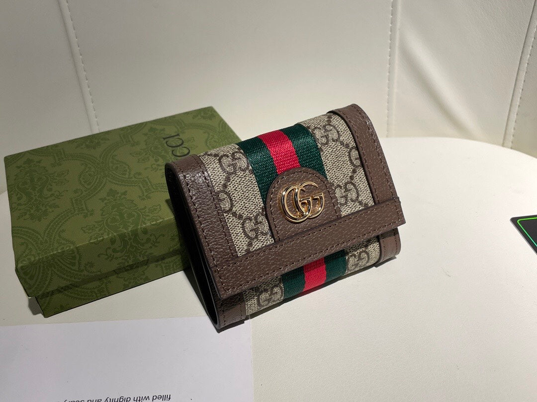 【グッチ】 個性派!超薄デザインの短財布 持ち運び便利