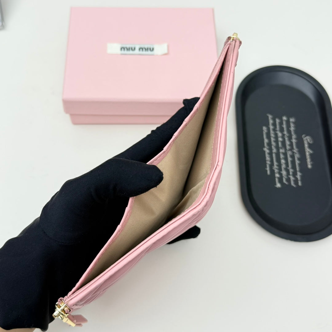 【ミュウミュウ】春夏にぴったりの実用的で絶妙な短財布3色