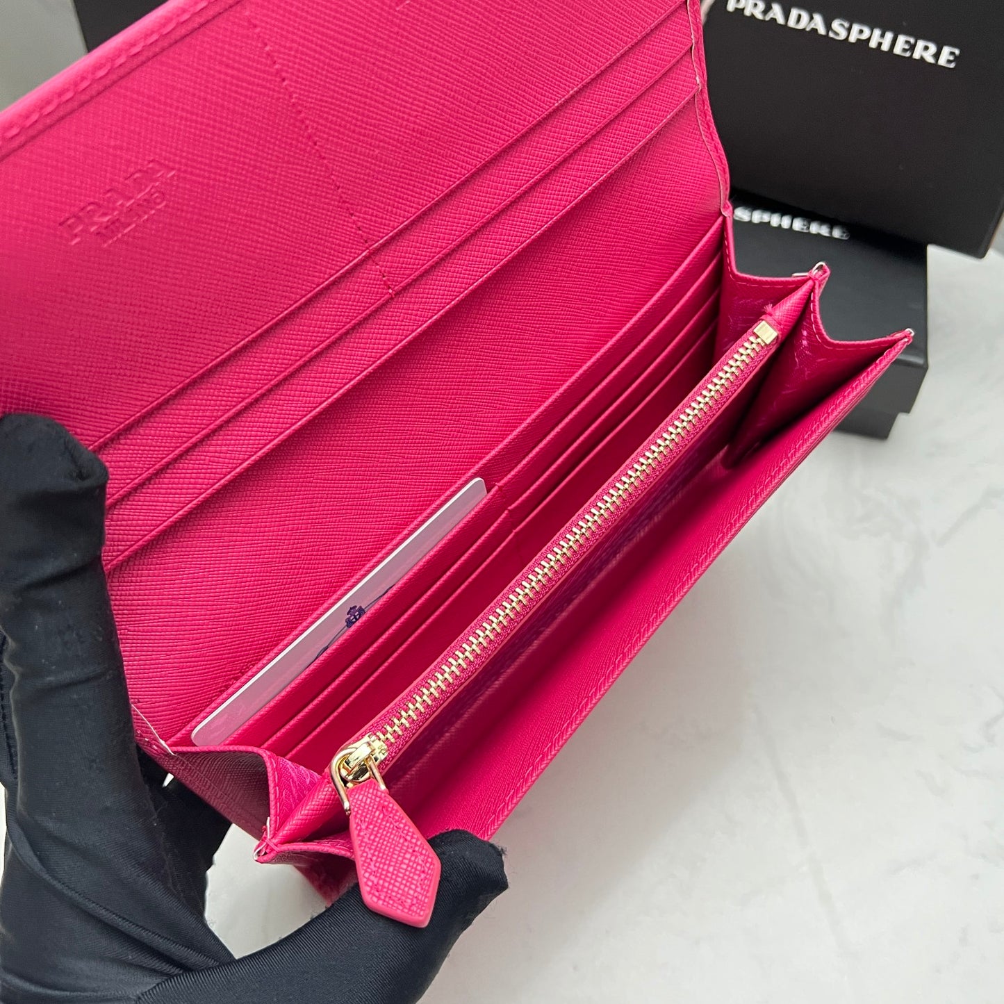 【プラダ】シンプル&モダン サフィアーノレザーの新定番 今だけ特価