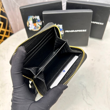 【プラダ】アイコニックな三角プレート付き 小さなジップ財布 春の新作