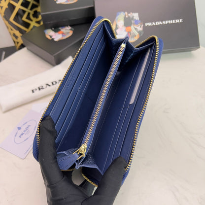 【プラダ】三角ロゴが光る 定番ジッパー長財布 上品な定番モデル