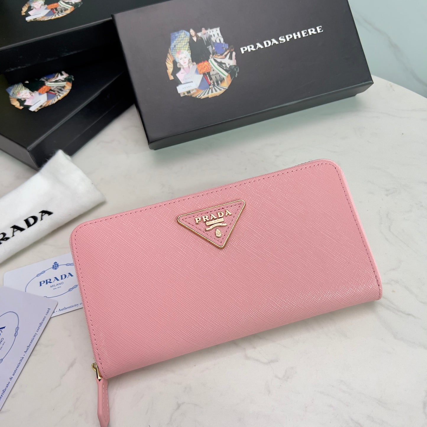 【プラダ】三角ロゴが光る 定番ジッパー長財布 上品な定番モデル