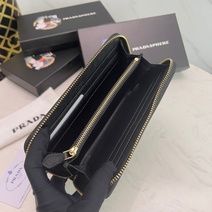 【プラダ】三角ロゴが光る 定番ジッパー長財布 上品な定番モデル